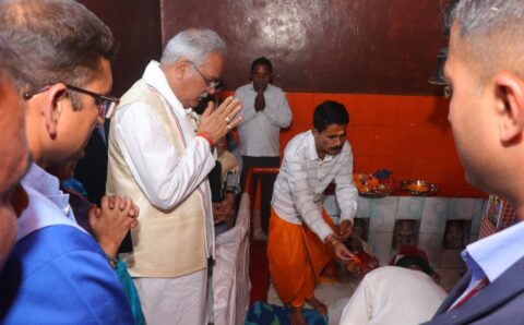 मुख्यमंत्री भूपेश बघेल ने प्राचीन हनुमान मंदिर और सांई मंदिर में की पूजा अर्चना