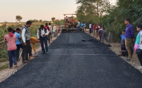 मुख्यमंत्री भूपेश बघेल के निर्देश पर सड़कों के मरम्मत का कार्य युद्ध स्तर पर जारी