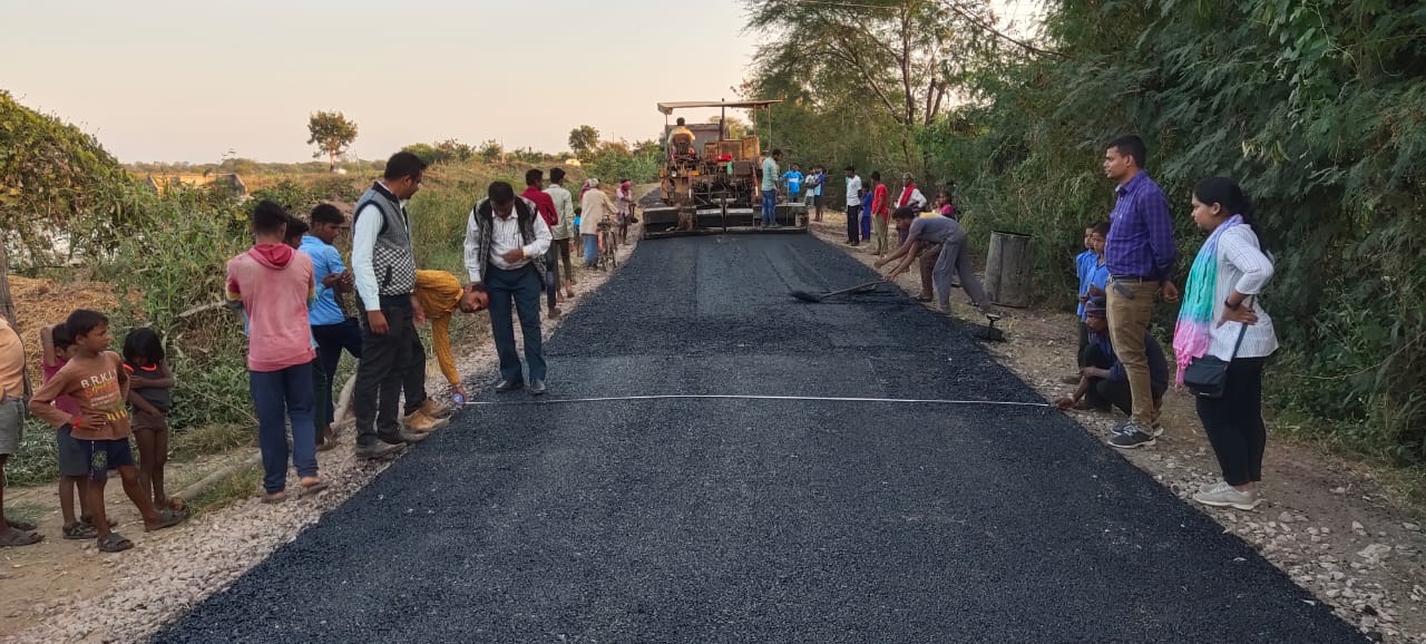 मुख्यमंत्री भूपेश बघेल के निर्देश पर सड़कों के मरम्मत का कार्य युद्ध स्तर पर जारी