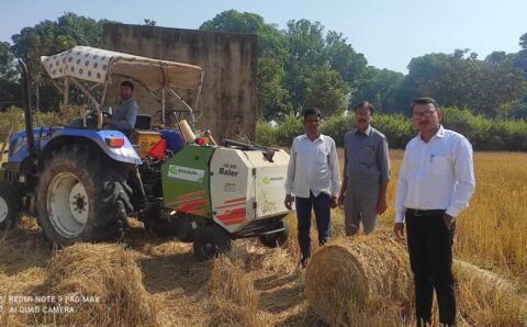 कृषि अभियांत्रिकी द्वारा किया जा रहा पैरा से बंडल बनाने वाली मशीन का प्रदर्शन