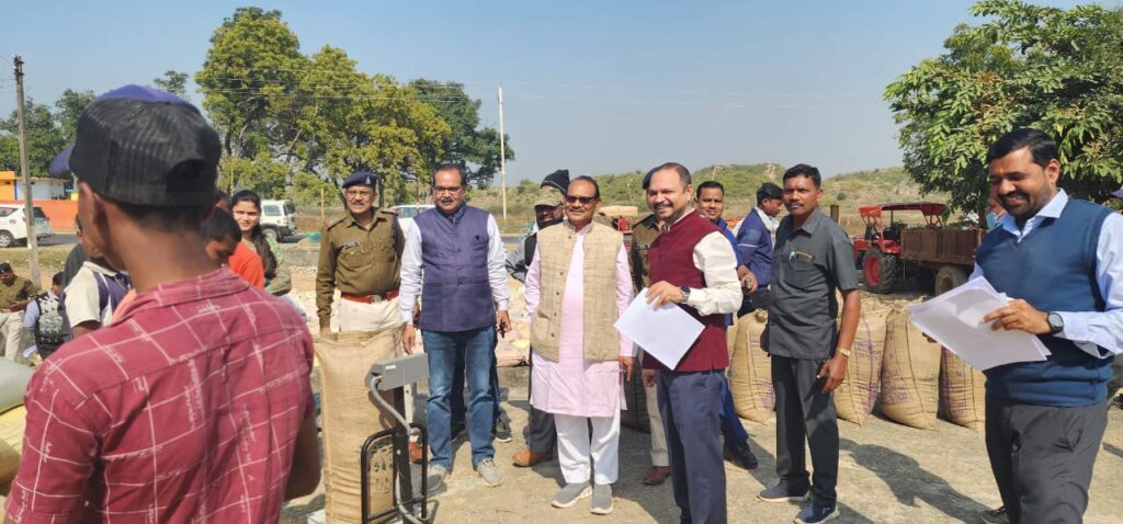 सहकारिता मंत्री डॉ.टेकाम ने धान खरीदी केंद्र जयनगर का निरीक्षण किया