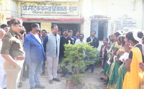 खाद्य मंत्री ने हाई स्कूल गुतुरमा के छात्राओं को बांटी सायकल