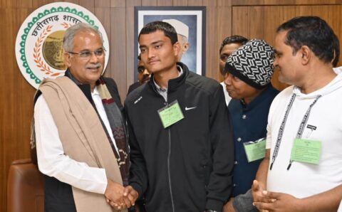 अच्छी पढ़ाई करो और डॉक्टर बनकर समाज की सेवा करो …