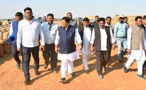 नगरीय प्रशासन मंत्री डॉ. डहरिया ने धान खरीदी केन्द्र का किया औचक निरीक्षण