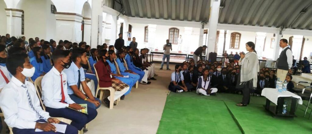 कलेक्टर डॉ. प्रियंका शुक्ला ने विद्यार्थियों को पढ़ाई कर सुनहरा भविष्य बनाने की दी समझाईश