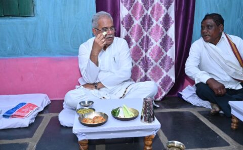 एक बार फिर मुख्यमंत्री भोजन करने आदिवासी वनपट्टाधारी किसान के घर पहुंचे