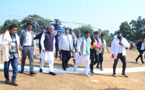 मुख्यमंत्री भूपेश बघेल भेंट-मुलाकात के लिए कोरबा जिले के पाली तानाखार विधानसभा क्षेत्र के ग्राम पिपरिया हेलीपैड पहुंचे