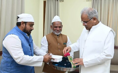 मुख्यमंत्री भूपेश बघेल ने अजमेर स्थित ख्वाजा मोइनुद्दीन चिश्ती के लिए चादर और अकीदत के फूल रवाना किए