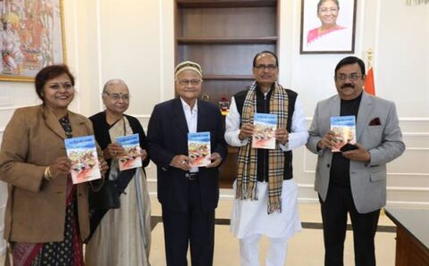 मुख्यमंत्री चौहान ने महेश श्रीवास्तव की पुस्तक ‘सूर्यांश का प्रयाण’ का विमोचन किया