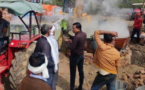 JCB से बन रही सब्जी,मिक्सर मशीन से गूंथ रहे आटा,सनातन सम्मेलन में रोज आ रहे 1 लाख श्रद्धालु को परोसा जा रहा प्रसाद….