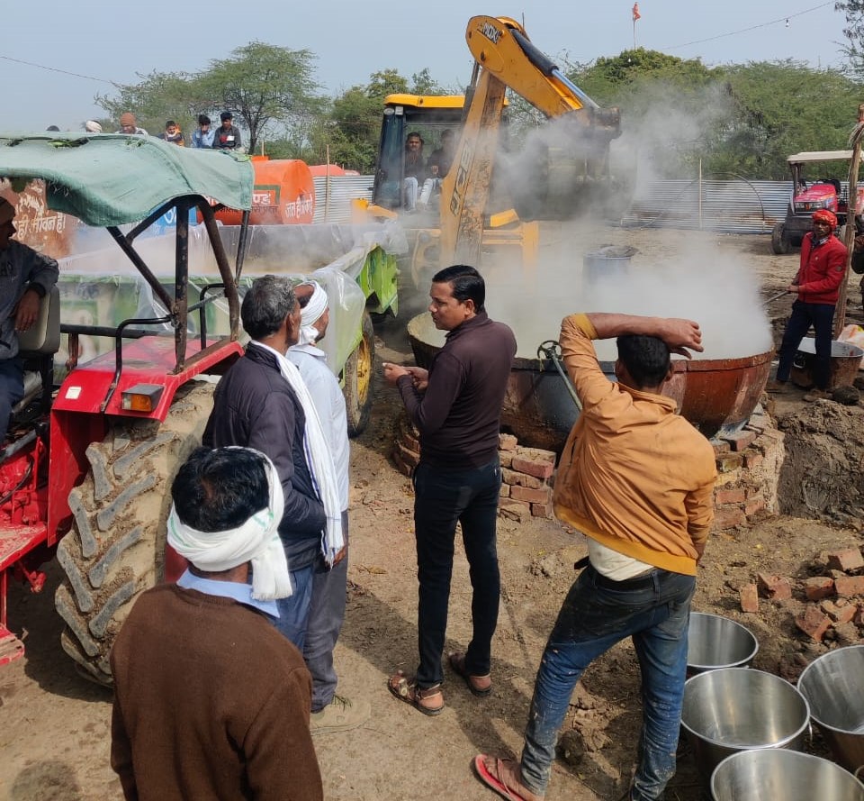 JCB से बन रही सब्जी,मिक्सर मशीन से गूंथ रहे आटा,सनातन सम्मेलन में रोज आ रहे 1 लाख श्रद्धालु को परोसा जा रहा प्रसाद….