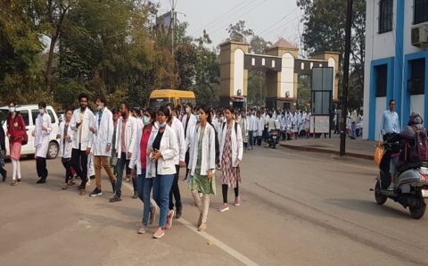 3 हजार चिकित्सकों ने बोले- मांगे पूरी नहीं हुई तो एक भी मरीज नहीं देखेंगे..