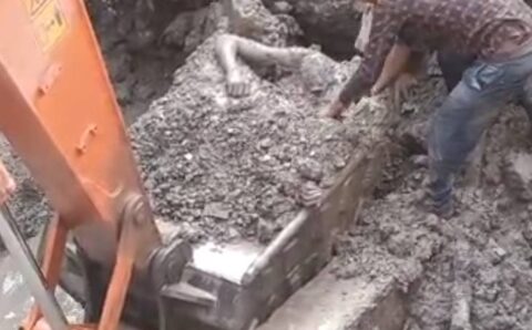 मलबे से निकालते समय एक मजदूर की गर्दन पर चोट से मौत, एक मजदूर घायल