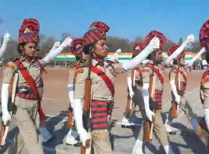 CG में पहली बार गणतंंत्र दिवस पर ट्रांसजेंडर्स की परेड,बोले-सरकार ने मौका दिया, कभी सोचा नहीं था वर्दी पहनेंगे….