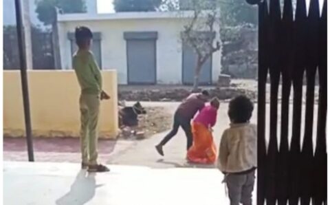 आशा कार्यकर्ता को चप्पल से पीटा VIDEO हुआ वायरल…