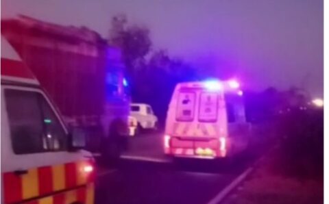 खड़े ट्राले में टकराई बस, 2 की मौत, 15 से अधिक यात्री घायल।