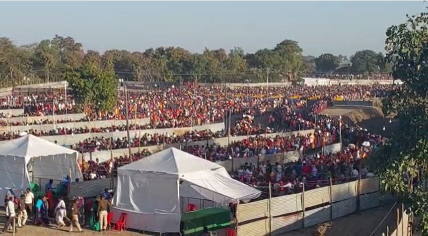 कुबेरेश्वर धाम से बिना रुद्राक्ष लिए लौटे कई श्रद्धालु,कई बार भगदड़ जैसी स्थिति भी देखनो मिली,पं. प्रदीप मिश्रा बोले- रुद्राक्ष के लालच में यहां न आएं।