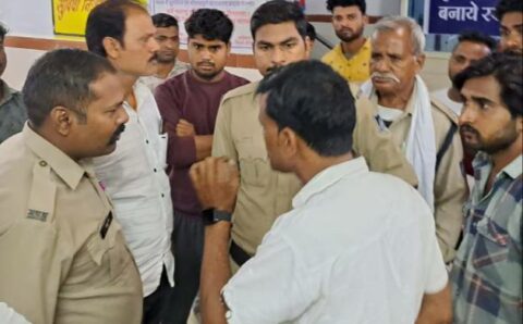 दतिया जिला अस्पताल में पैसे लेकर बच्चा बदलने का आरोप,पहले कहा बेटा हुआ है पर बाद में कहा बेटी हुई,परिजनो ने की डी.ऐ .ने टेस्ट की मांग