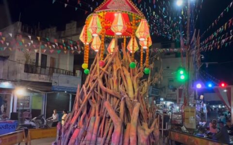 जबलपुर में आज होलिका दहन का समय शाम सवा 6 बजे से लेकर 9 बजे तक, सारे चौराहो पर होलिका बनकर तैयार।
