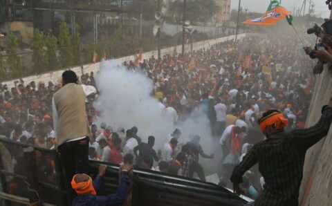 पुलिस के फेंके आँशु गैस के कोले BJP के कार्यकर्ताओं पर जा फटे और 15 पुलिसकर्मी भी इस प्रदर्शन में घायल