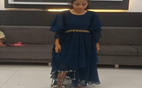 लंगड़ाने वाली बेटी को इंदौर में ‘दोनों पैरों’ पर चलाया…