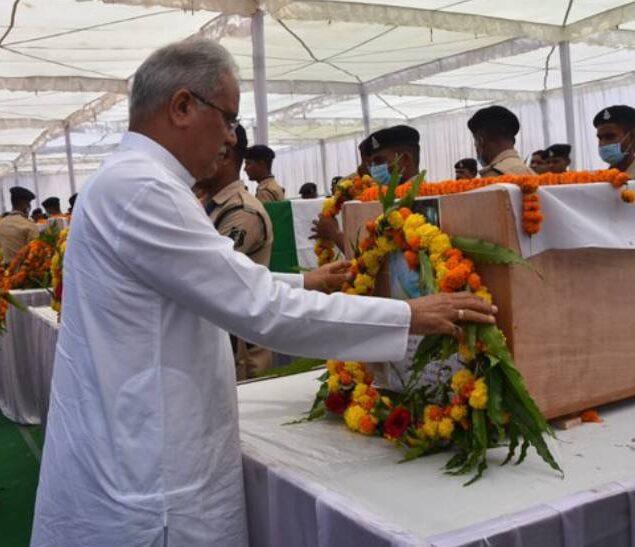 मुख्यमंत्री ने दी दन्तेवाड़ा मे शहीद जवानों को श्रद्धांजलि,पीड़ितो के  परिवार से भी मिले मुख्यमंत्री .