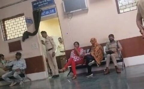 कोर्ट के अंदर रोती रही पूर्व जेल अधीक्षक की बेटी,गबन के पैसे ठिकाने लगाने का था आरोप….