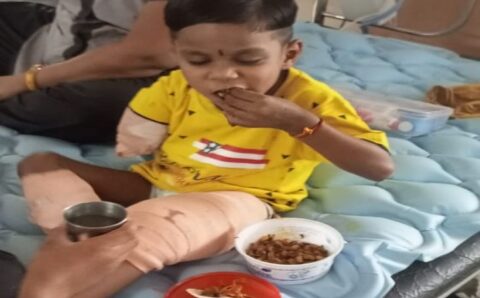 ट्रेन हादसे में मासूम ने हाथ-पैर खोए,अपना हौंसला नहीं, एक बार मिलकर गए मता-पिता अब तक वापस नहीं लौटे,पर अब अस्पताल ही बना मासूम का घर…