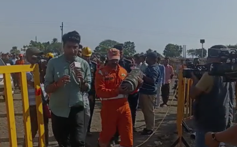 LIVE UPDATE: NDRF, SDRF और आर्मी की कोशिशें नाकाम, तो अब दिल्ली की रोबोटिक टीम ने शुरू किया ऑपरेशन