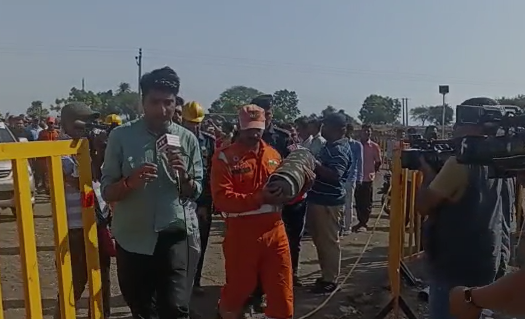 LIVE UPDATE: NDRF, SDRF और आर्मी की कोशिशें नाकाम, तो अब दिल्ली की रोबोटिक टीम ने शुरू किया ऑपरेशन