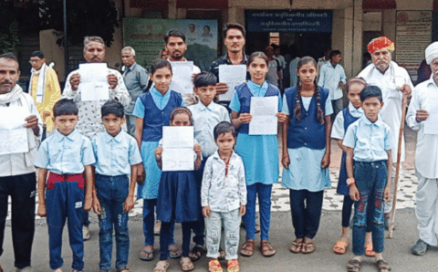 स्कूली बच्चे पहुचे कलेक्टर ऑफिस,कहा- कीचड़ भरे रास्ते से स्कूल जाना हुआ मुश्किल,6 साल से कर रहे सड़क की मांग, अब तो बनवा दिजीये सड़क…