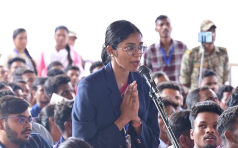 बस्तर जिले की कॉलेज की छात्रा कुमारी भूमिका साहा ने मुख्यमंत्री को बादल एकेडमी की स्थापना के लिए धन्यवाद दिया
