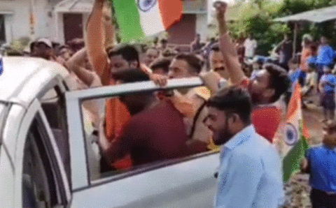स्कूली बच्चों के साथ कर रहे थे बीजेपी नेता तिरंगा यात्रा, तभी पुलिस ने किया गिरफ्तार…
