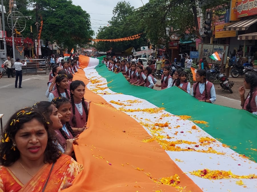 एवीबीपी ने एक किलोमीटर लंबी तिरंगा यात्रा निकाली, स्कूली बच्चों और शहरवासियों ने मानव श्रृंखला बनाई…