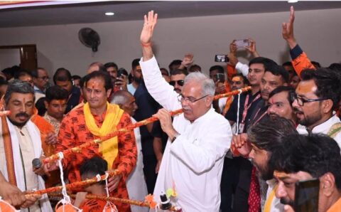 कांवड़ लेकर निकले सीएम भूपेश बघेल, तो उनके साथ चले श्रद्धालु…