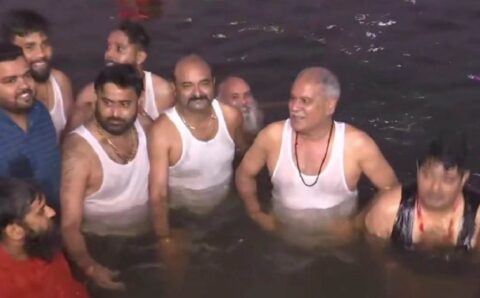कार्तिक पूर्णिमा से एक दिन पहले ही मुख्यमंत्री ने महादेव घाट में पुण्य की डुबकी लगाई