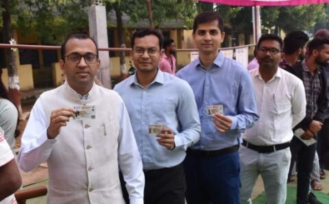 कतार में लगकर SP,DM और District CEO ने दिया वोट…