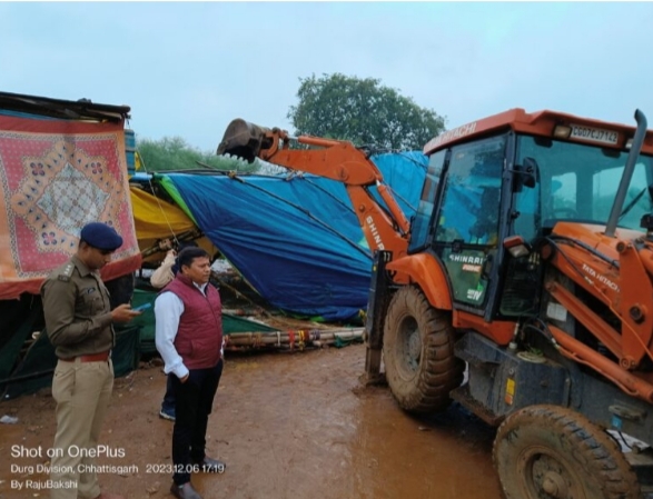 शराब भट्टियों में अवैध रूप से चल रहे चखना सेंटर पर चला बुलडोजर…