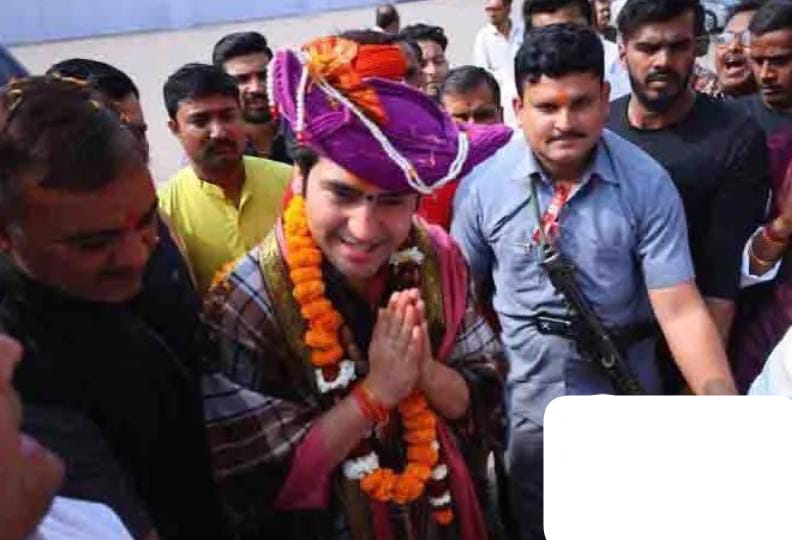 रायपुर पहुंचे बागेश्वर धाम सरकार पंडित धीरेन्द्र शास्त्री, हुआ भव्य स्वागत एक झलक देखने एयरपोर्ट पर उमड़े भक्त