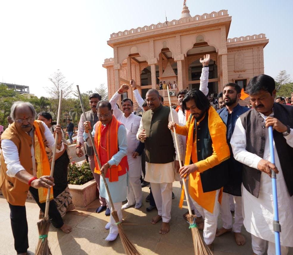 सीएम साय ने श्रीराम मंदिर परिसर में स्वच्छता अभियान के तहत झाड़़ू लगाकर की साफ-सफाई,