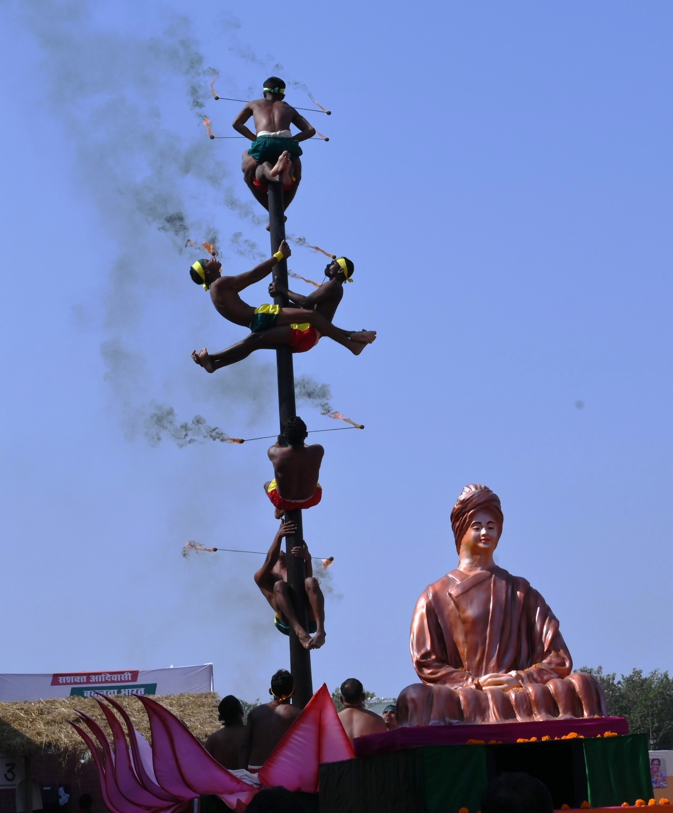 विभिन्न विभागों ने प्रस्तुत की योजनाओं पर आधारित झांकियां