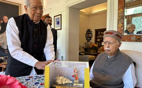 राज्यपाल  हरिचंदन ने लालकृष्ण आडवाणी से मुलाकात कर उन्हें बधाई दी