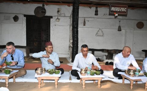 नेशनल डिफेंस कॉलेज से आए मेहमानों को भाया छत्तीसगढ़, सांस्कृतिक देख और जमीन पर बैठ व्यंजनों का लिया स्वाद