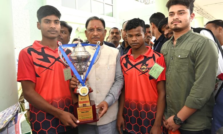 जूनियर सॉफ्ट बाल प्रतियोगिता के बालक वर्ग में छत्तीसगढ़ की टीम उपविजेता, मुख्यमंत्री से खिलाड़ीयों ने की मुलाकात…