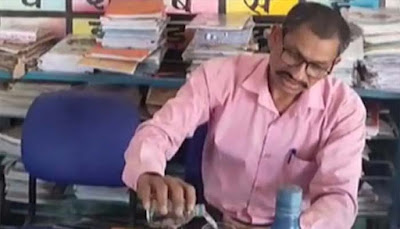 स्कूल के स्टाफ रूम में शिक्षक पीने लगा शराब, कहा – मेरा कोई कुछ नहीं कर सकता…
