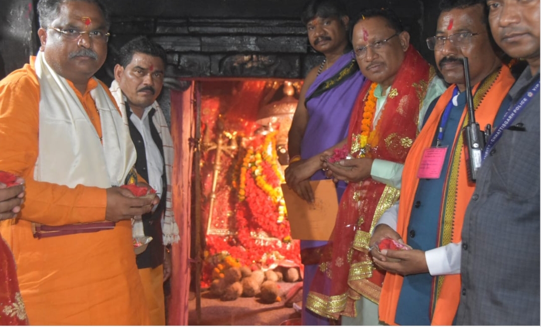 अंतर्राष्ट्रीय महिला दिवस के अवसर पर दंतेवाड़ा पहुंचे मुख्यमंत्री साय, बस्तर की आराध्य देवी माँ दंतेश्वरी की कि पूजा-अर्चना…