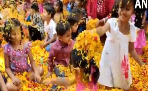 स्कूली बच्चों ने खेली फूलों की होली, वीडियो हो रहा जमकर वायरल, देखें वीडियो…