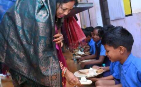 मुख्यमंत्री साय की धर्मपत्नी ने जन्मदिन पर आयोजित न्योता भोज में बच्चों को परोसी अपने हाथों से बनी खीर…