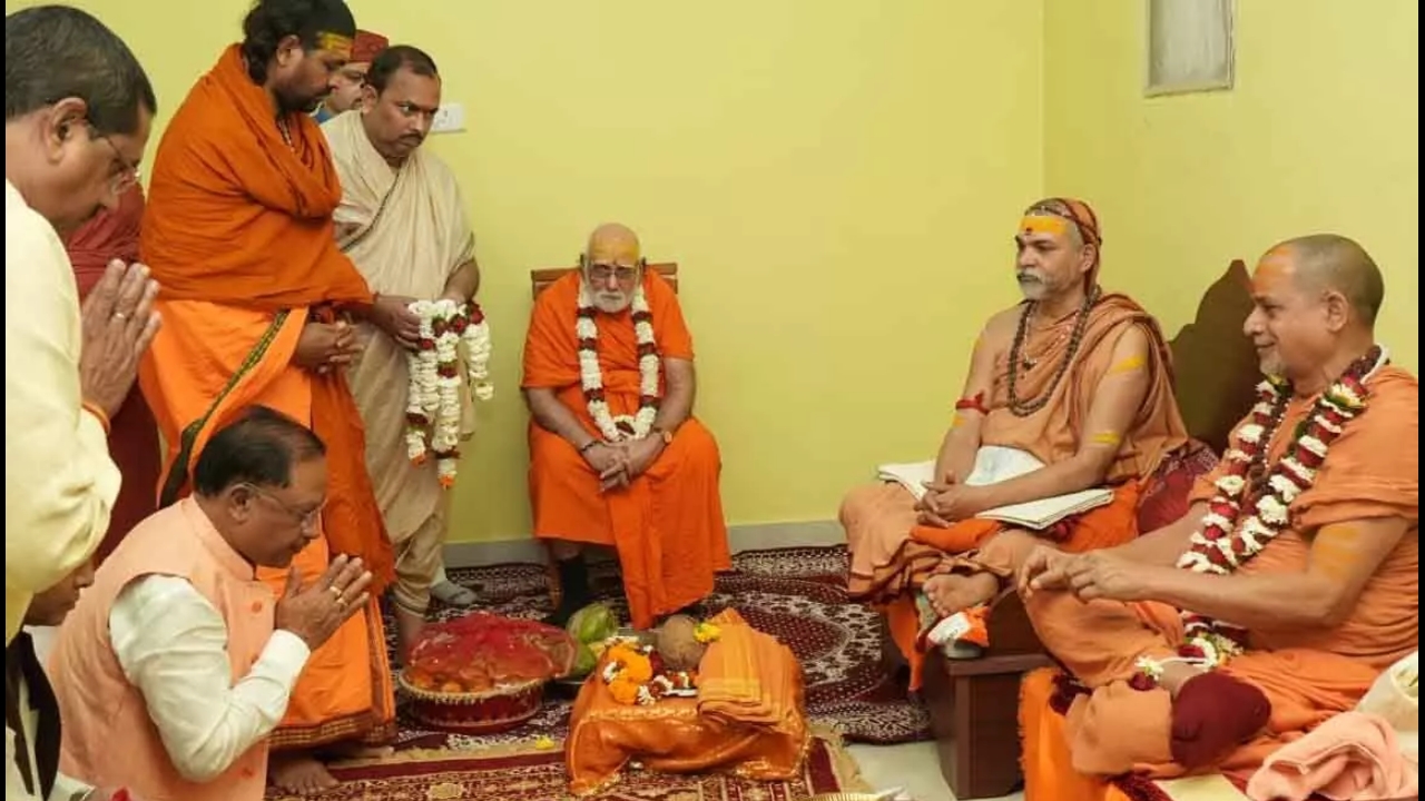 मुख्यमंत्री साय ने जगद्गुरु स्वामी श्री अविमुक्तेश्वरानंद सरस्वती और सदानंद सरस्वती के किए दर्शन…