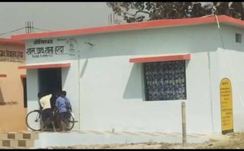 देखिए कैसे बच्चों से चांवल ढुलाई कराते हैं सरकारी स्कूल के हेडमास्टर…